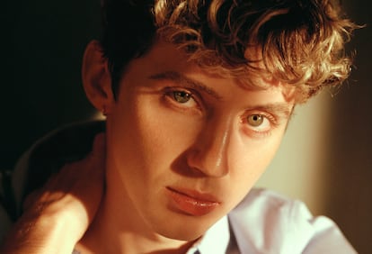 Troye Sivan posa en exclusiva para ICON vestido de Prada. 