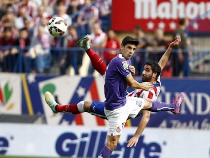 Raúl García remata de forma acrobàtica davant un rival.