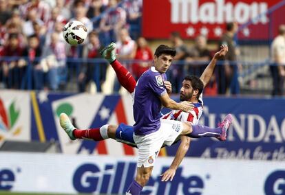 Raúl García remata de forma acrobàtica davant un rival.