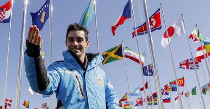 O espanhol Javier Fernández, duas vezes campeão mundial e seis vezes da Europa de patinação artística, posa para os fotógrafos na Vila Olímpica.