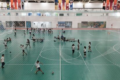 Los estudiantes practican una amplia variedad de deportes en el gimnasio de la Escuela Municipal Isabel Salgado, en el parque olímpico de Brasil.