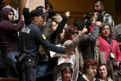 La polic&iacute;a expulsa del interior del Parlamento a la gente que ha tratado de interrumpir la sesi&oacute;n con consignas contra los presupuestos de 2014.