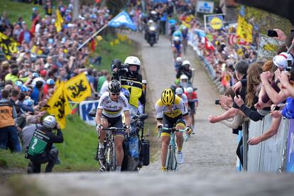 Sagan comienza a vencer la resistencia de Vanmarcke en el Paterberg. En el fondo se distingue el casco verde de Erviti.