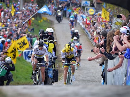 Sagan comienza a vencer la resistencia de Vanmarcke en el Paterberg. En el fondo se distingue el casco verde de Erviti.