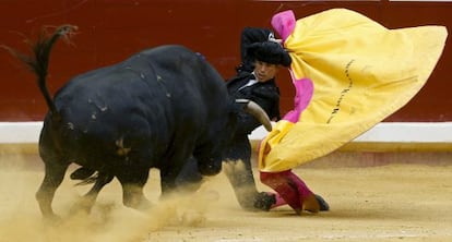 Manzanares recibe a un toro en agosto en la plaza de San Sebastián.