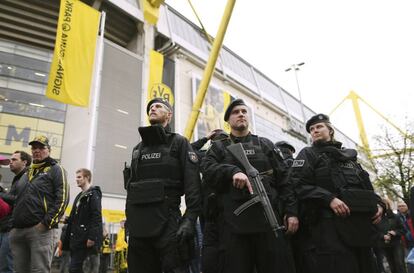 La polic&iacute;a vigila la entrada del estadio del Borussia de Dortmund antes del partido contra el Eintracht Frankfurt el pasado s&aacute;bado. 