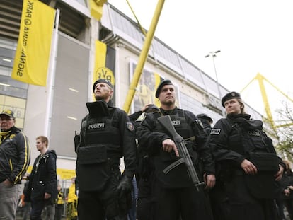 La polic&iacute;a vigila la entrada del estadio del Borussia de Dortmund antes del partido contra el Eintracht Frankfurt el pasado s&aacute;bado. 
