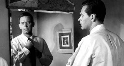 William Holden se remata el nudo y contempla con desidia las otras 177.146 opciones que tiene por delante