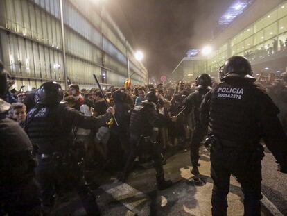 Manifestantes de Tsunami Democràtic colapsan la T-1 del aeropuerto de Barcelona, en octubre de 2019.