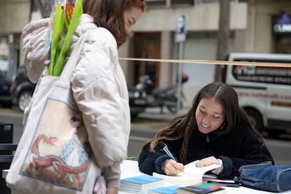 Anna Pacheco firma en la parada de la librería Crisi.