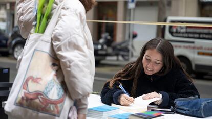 Anna Pacheco firma en la parada de la librería Crisi.