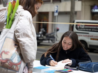 Anna Pacheco firma en la parada de la librería Crisi.