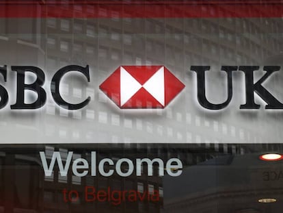 Vista del logo del grupo bancario HSBC en Londres (Reino Unido)