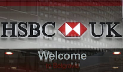 Vista del logo del grupo bancario HSBC en Londres (Reino Unido)