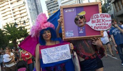 Dos de los asistentes a la manifestaci&oacute;n de este s&aacute;bado en Valencia convocada con motivo del D&iacute;a del Orgullo Gay. 