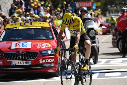 El británico Chris Froome cruzando la línea de la meta después de los 178 km de la duodécima etapa del Tour de Francia. 