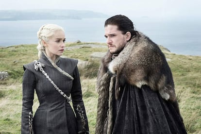 Jon Snow (Kit Harington) y Daenerys Targaryen (Emilia Clarke) en una escena de 'Juego de tronos'.
