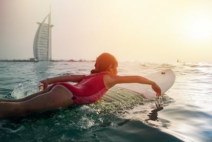 Una niña surfea en Barcelona.