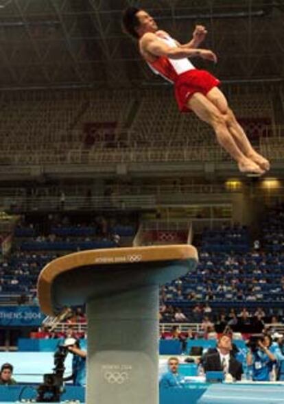 Espectacular vuelo del nipón Hiroyuko Tomita en la prueba de salto.