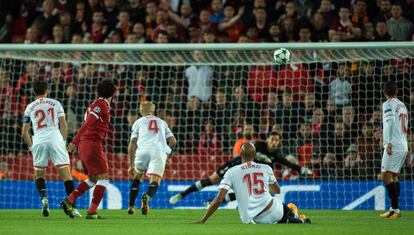 Mohamed Salah (segundo por la izquierda) de Liverpool anota contra Sevilla.