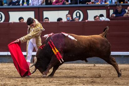 Miguel Ángel Pacheco, en el inicio de un pase de pecho.