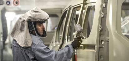 Un trabajador de la planta de pintura de Ford.