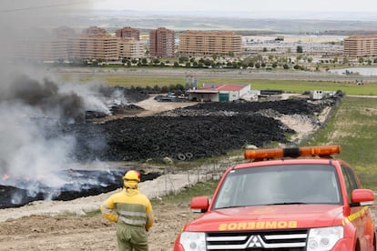 Un bombero en las proximidades del incendio, el 14 de mayo de 2016,