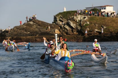 La antorcha olímpica siendo transportada por la bahía de Cabo Frío, en Río de Janeiro, el 2 de agosto.