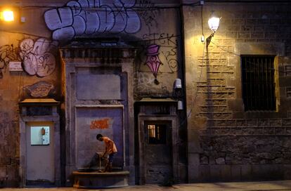 Un joven utiliza una fuente del casco antiguo del centro de Barcelona. Reuters / Nacho Doce