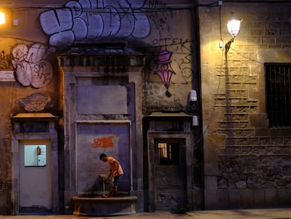 Un joven utiliza una fuente del casco antiguo del centro de Barcelona. Reuters / Nacho Doce