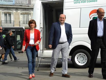El presidente del PNV, Andoni Ortuzar, presenta este viernes las oficinas móviles de su partido para la campaña electoral.