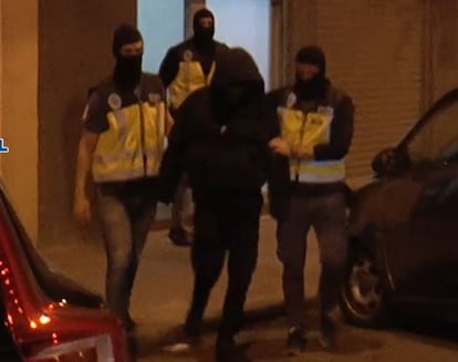 Agentes de la Policía Nacional trasladan a José Luis Huertas, alias 'Alcasec', tras su detención el 31 de marzo.