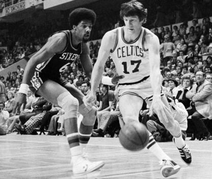 John Havlicek, de los Celtics, supera a Julius Erving (Sixers) en un partido entre ambos equipos en 1977.