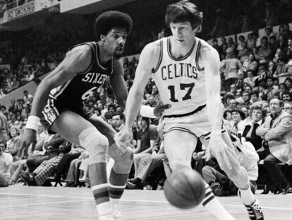 John Havlicek, de los Celtics, supera a Julius Erving (Sixers) en un partido entre ambos equipos en 1977.