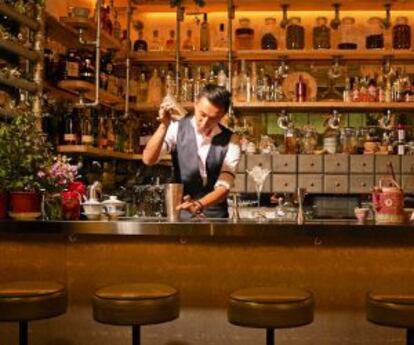 Bartender del restaurante Sohofama, en Hong Kong.