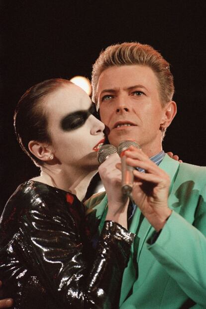 Annie Lennox y David Bowie, en 1992.