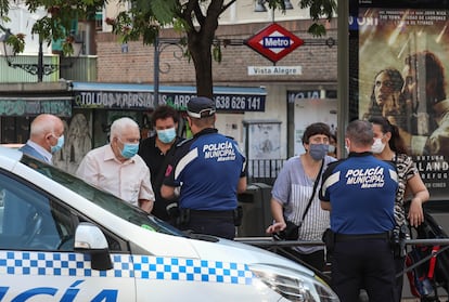 Control policial en el barrio de Vista Alegre, en el distrito madrileño de Carabanchel, una de las zonas confinadas por la segunda ola de la pandemia.