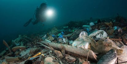 Imagen captada en enero de un vertedero de plástico próximo a un arrecife de coral en Tailandia. Este país es el sexto que más residuos plásticos vierte al océano, según un informe del Jambeck Research Group, de la Universidad de Georgia. 