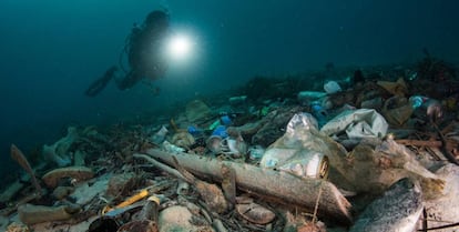 Vertedero de plástico próximo a un arrecife de coral en Tailandia.