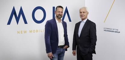 El consejero delegado de Moia, Ole Harms, junto al presidente del grupo Volkswagen, Mathias Mueller