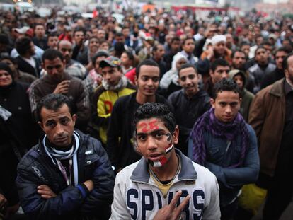 Un joven, con la fecha del 25 de enero pintada en el rostro para conmemorar, en 2012, el primer aniversario de la revuelta de la plaza de Tahrir de El Cairo, que acabó en 2011 con la presidencia de Hosni Mubarak.