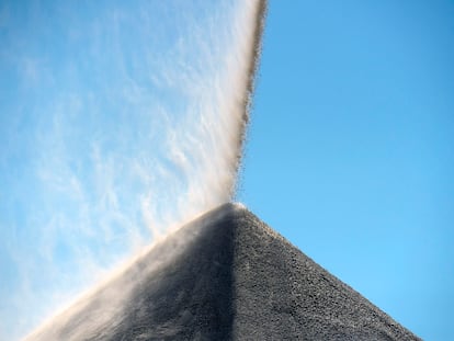 Montaña de mineral de litio en una explotación en Port Hedland, Australia Occidental.