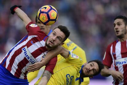 El centrocampista del Atlético de Madrid Saúl Niguez (izquierda) golpea el balón ante el defensa de Las Palmas Helder Lopes.