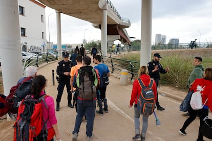 Efectivos de la Policía Nacional controlan el acceso de voluntarios a la pasarela que lleva hasta La Torre en Valencia, este domingo.
