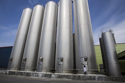 Silos donde se recoge la leche de los ganaderos a la entrada de una fábrica en Lugo.