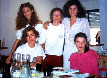 Letizia Ortiz (con los ojos cerrados), durante una celebración familiar con sus hermanas Telma y Erika, su madre Paloma Rocasolano (en el centro), y una amiga de la familia.