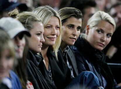 De derecha a izquierda, la princesa Mette Marit, Rosario Nadal, Gwyneth Paltrow y Kate Hudson, en el concierto de Madonna en Londres.