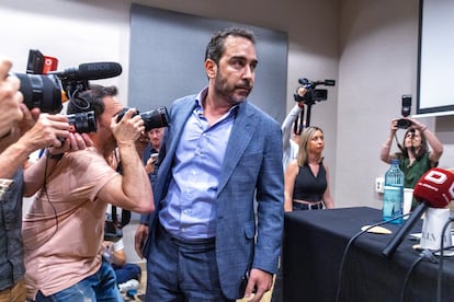 Víctor de Aldama se ha enfrentado a la exsocialista tras su intervención ante la prensa.