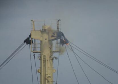 Imagen de los disparos sobre los cables del <i>Sosan</i>. La Armada disparó sobre ellos para romperlos y permitir el acercamiento de un helicóptero al buque.