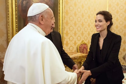 El papa Francisco saluda a la actriz y embajadora de la ONU, Angelina Jolie, en el Vaticano el 8 de enero de 2015.